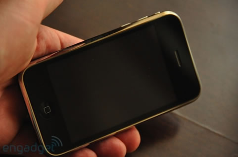 iphone 3gs в руке
