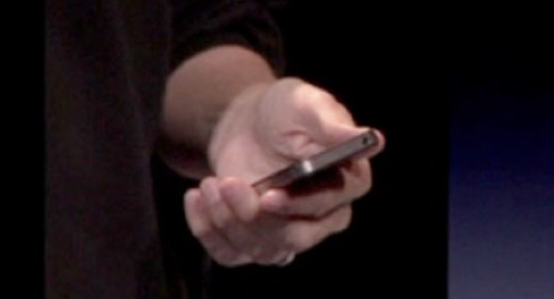 Джобс не умеет правильно держать iPhone